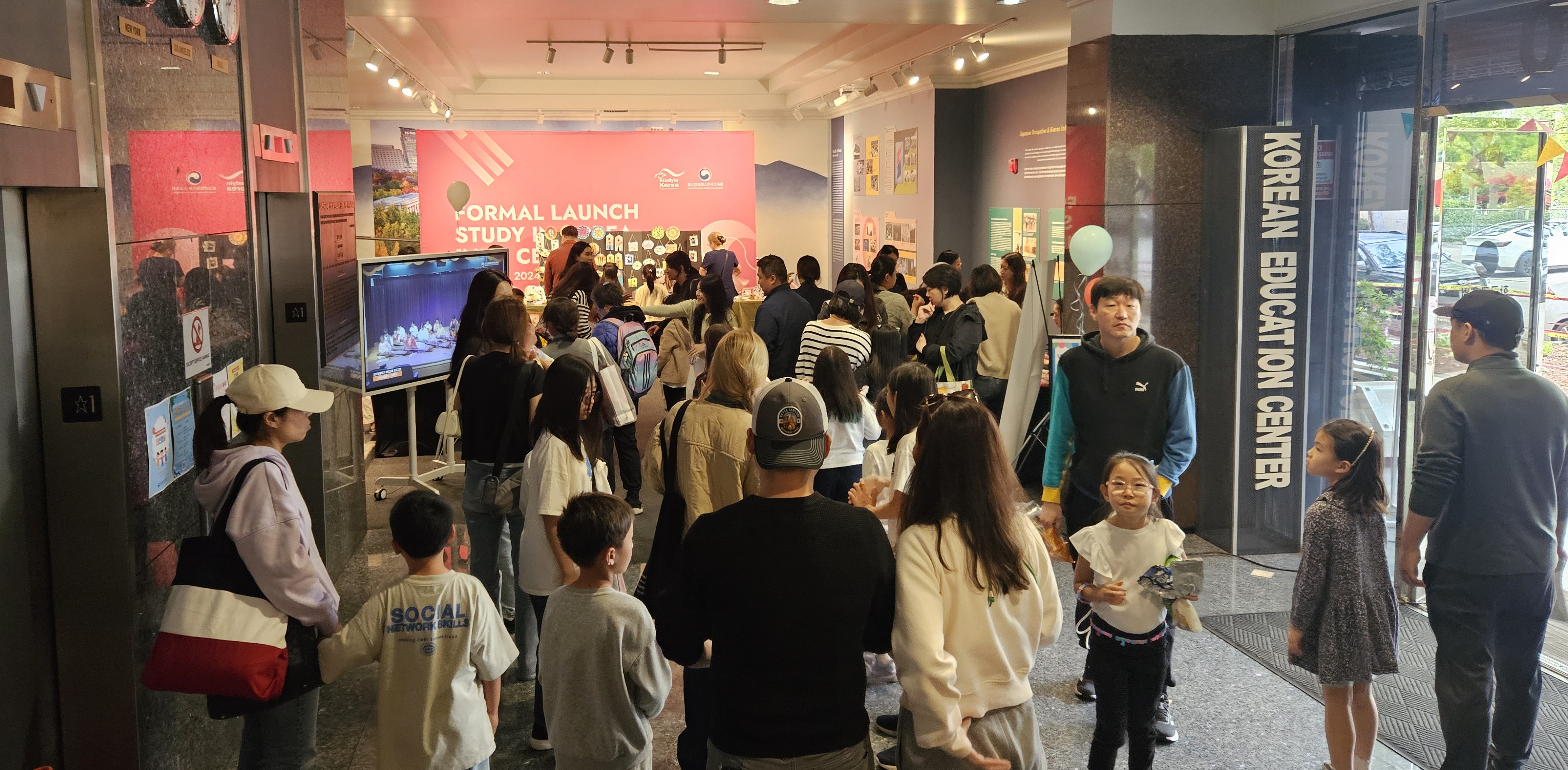 우리 아이들의 환한 웃음,  LA한국교육원 어린이날 행사에서 피어나다.